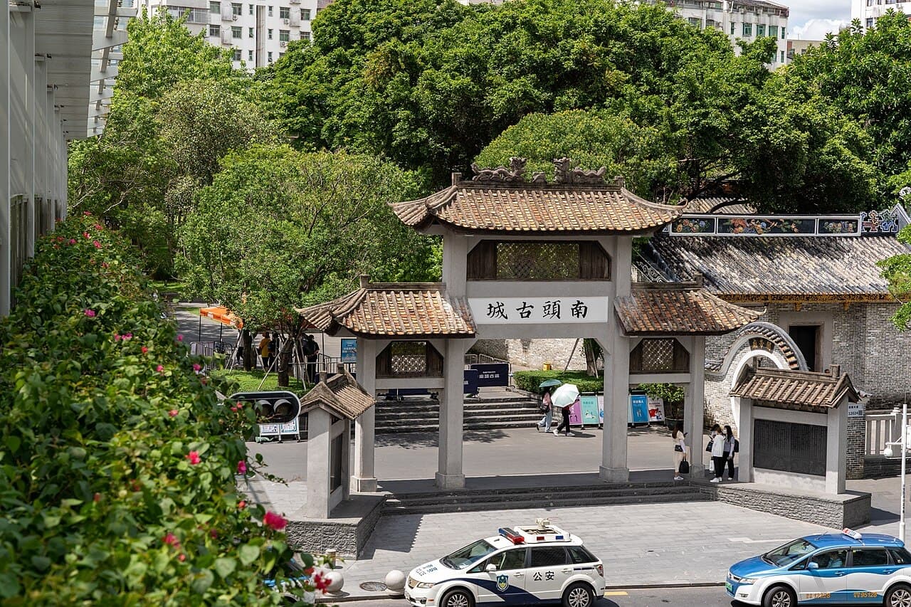 The memorial archway at the entrance to Nantou Ancient Town