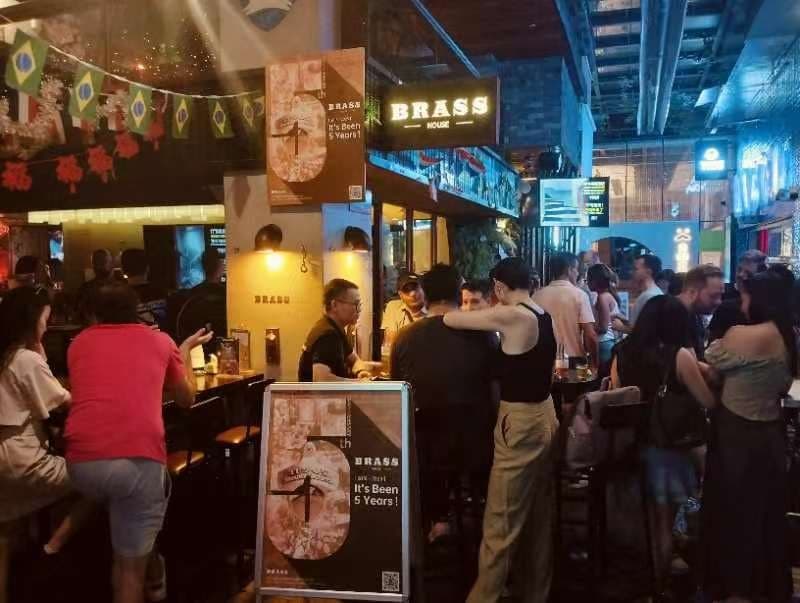 A busy crowd at Brass House during the meetup