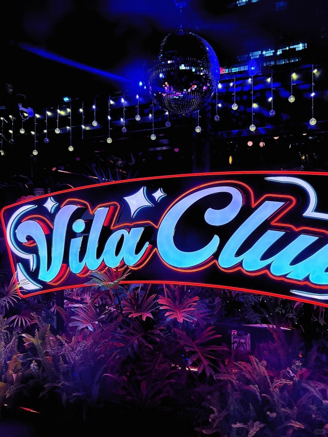 The neon Vila Club sign
