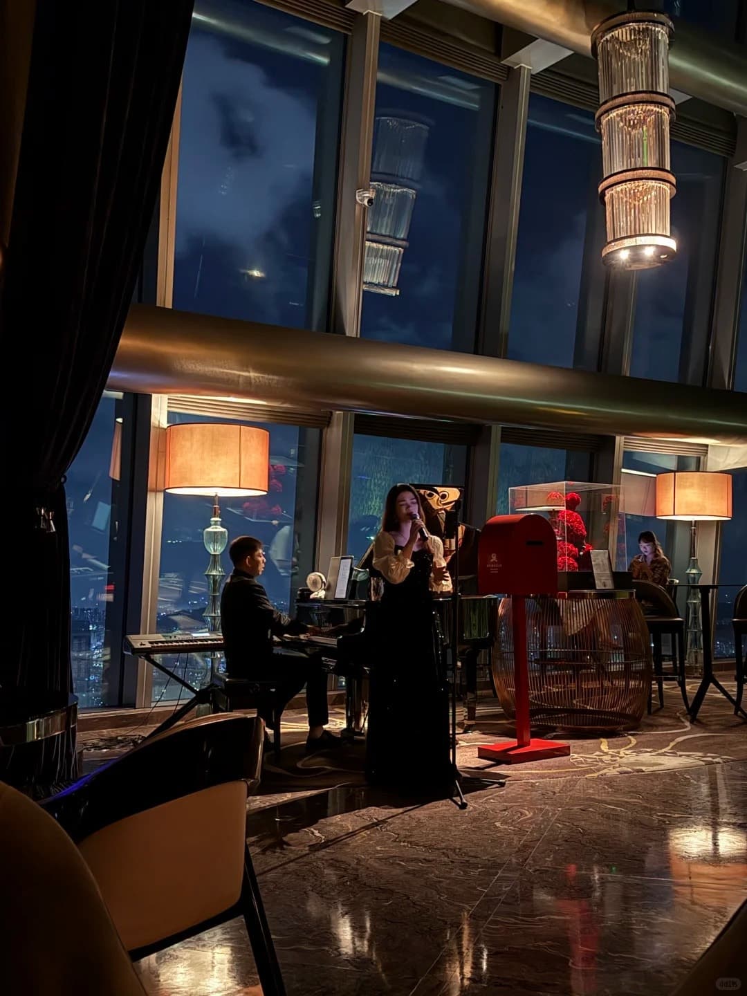 The St. Regis Bar on 96/F: piano, a singer and the window seats