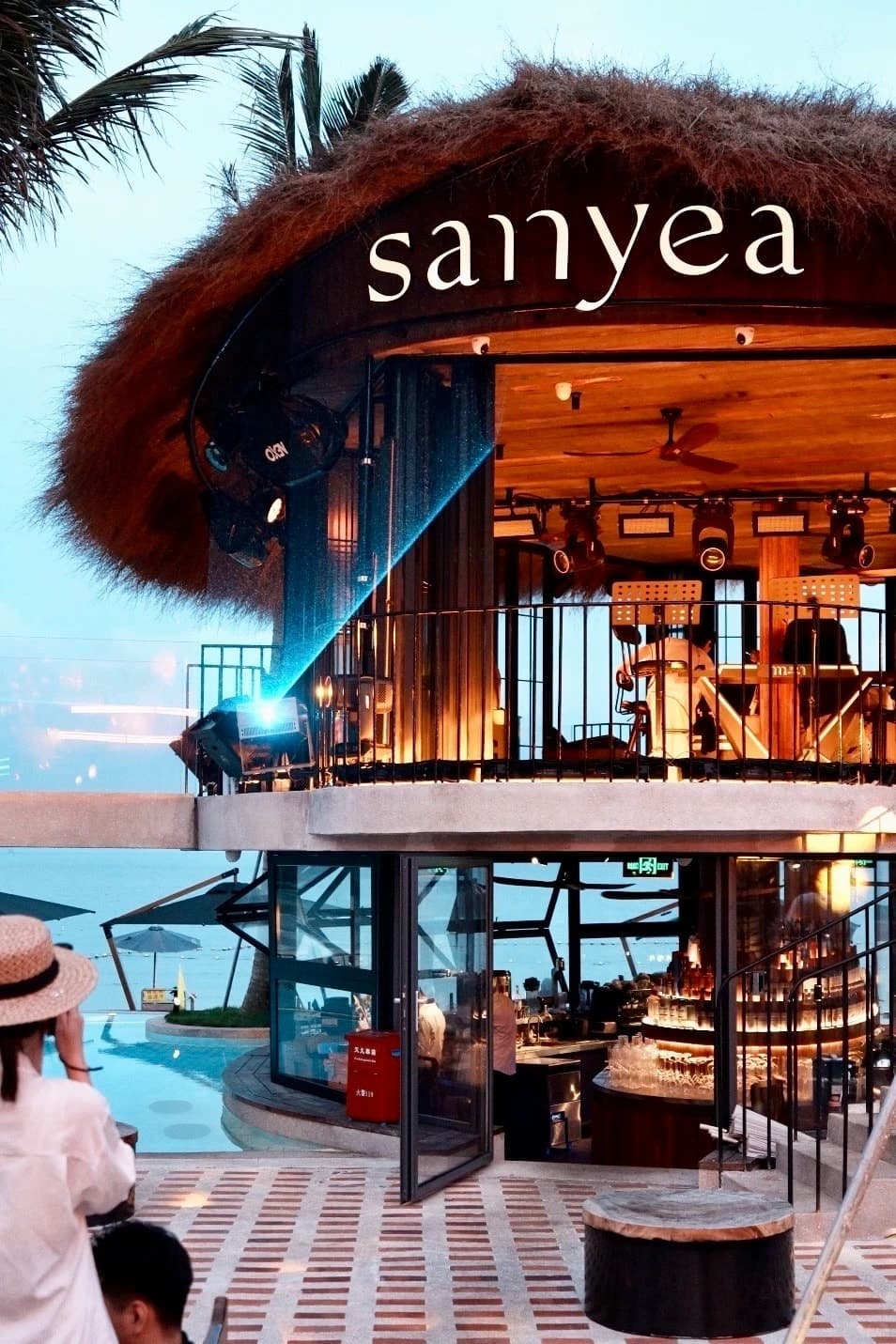 The thatched bar with the Sanyea sign