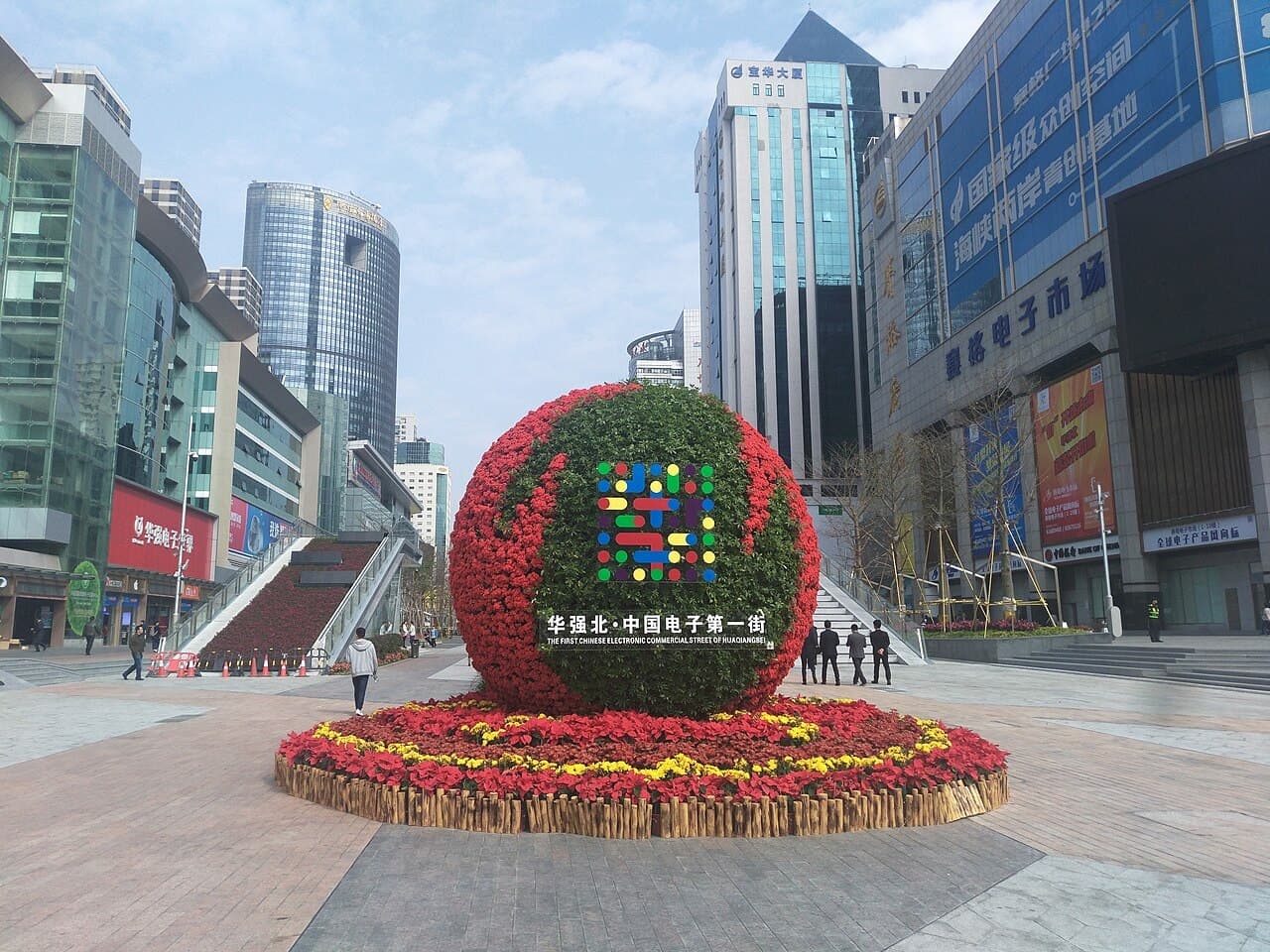 The flower globe at the entrance to Huaqiangbei