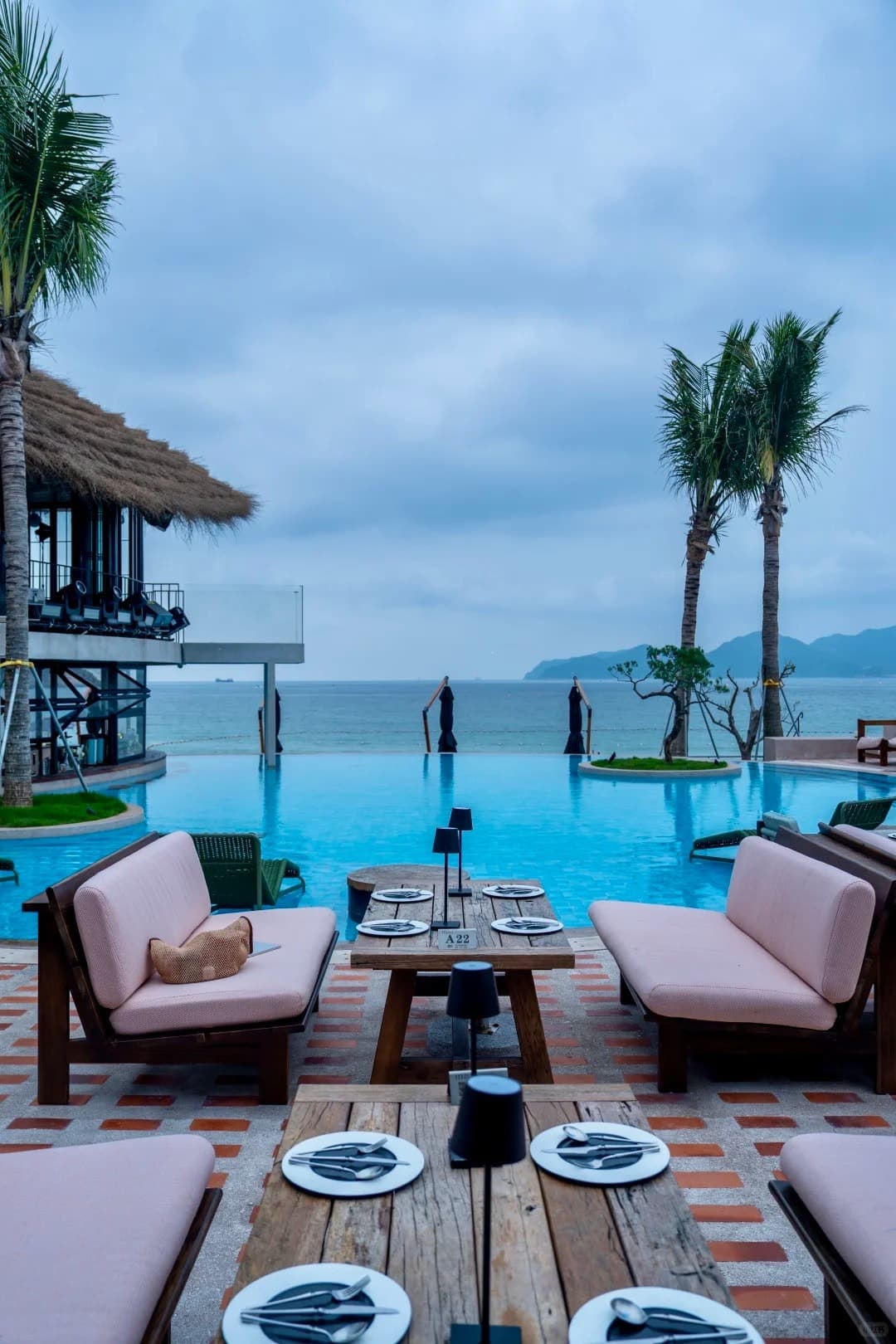 Sea-view lounge seats at Sanyea Endless Shore by day