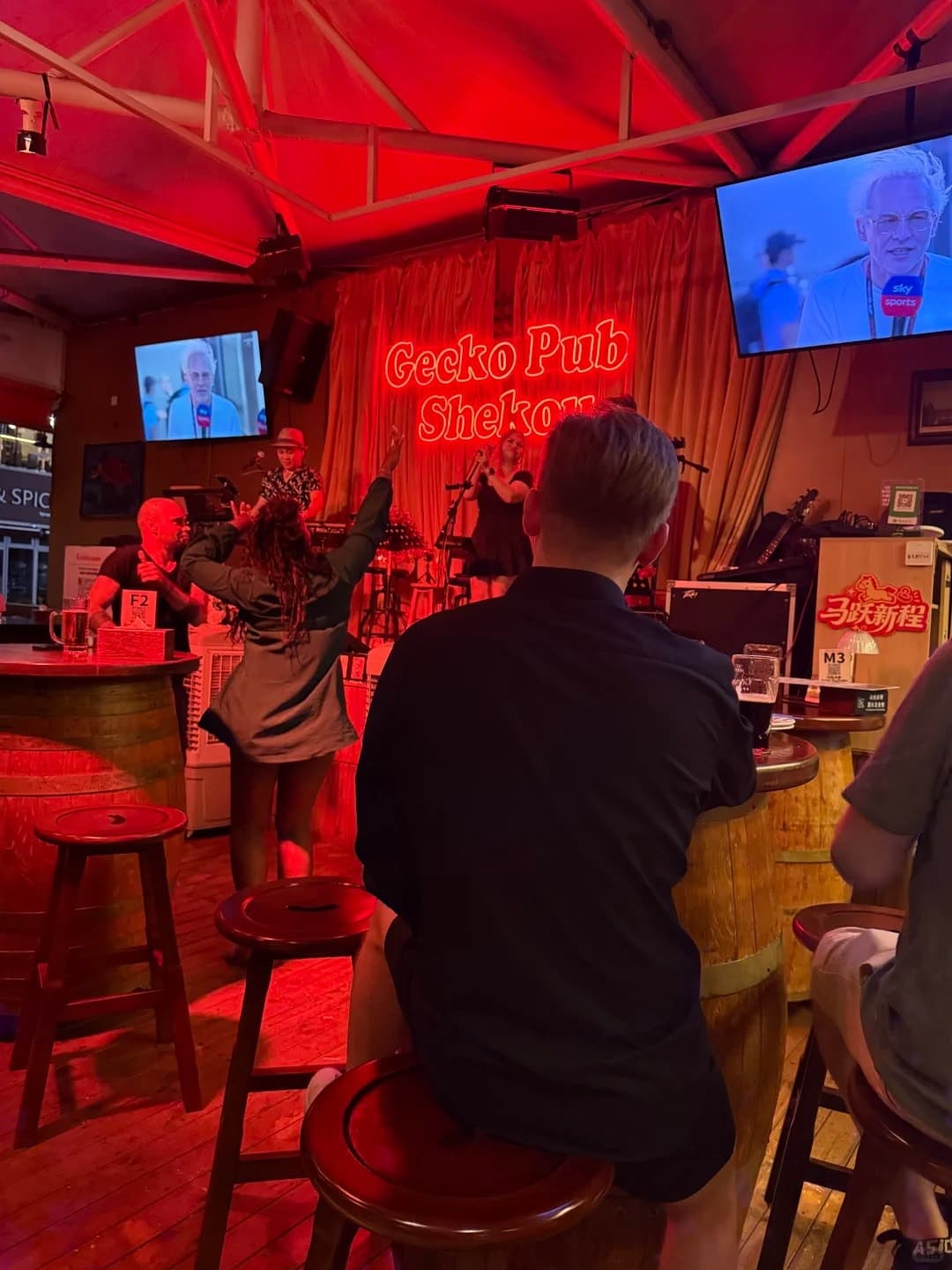 A singer and band at Gecko Pub, Sea World, Shekou